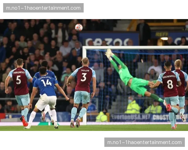 富勒姆边后卫前插助攻积极，格雷传中精准找到里沙利松